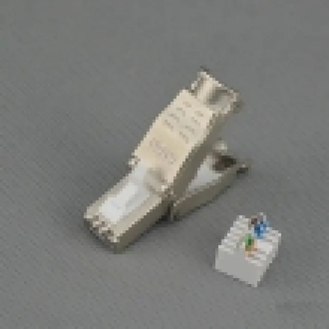 RJ-45 konektor STP kat. 6A – fully shielded (oklopljen) 8P8C, za direktnu terminaciju bez alata na UTP/STP kabl patch (licnasti) ili punog preseka, 500MHz – 10GbE, sa metalnom navlakom (SPT-C6A)