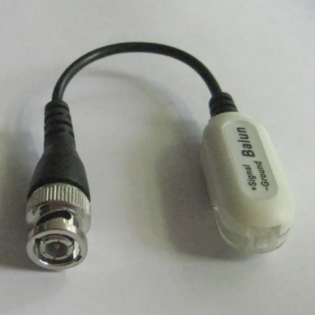 Video balun 1-kanalni pasivni AZ401C primo-predajnik video signala preko UTP kabla (potrebna 2 kom), ugrađena zaštita od interferencije i atmosferskog pražnjenja 2KV, domet 400/600m Color/B&W, sa BNC (m) kablićem
